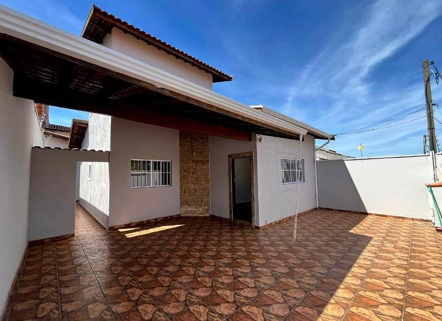 Área frontal coberta e pátio da casa no Residencial Parque das Árvores em Paulínia